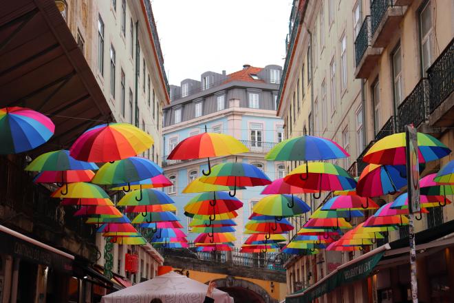 Foto di ombrelli colorati a Pink Street